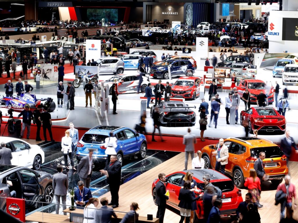 Vue du salon de l'automobile de Genève avec les marques exposés et leurs véhicules