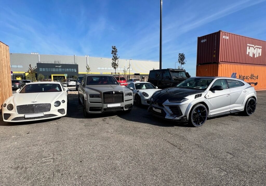 Plusieurs véhicules stockés en attente de transport par LUXURY TRANSPORT Urus Mansory Lamborghini Bentley Rolls Royce Porsche Mercedes BMW Ferrari