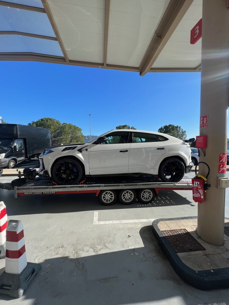 Urus Lamborghini Mansory transporté sur un plateau remorque ouverte Brian James Traielrs par LUXURY TRANSPORT