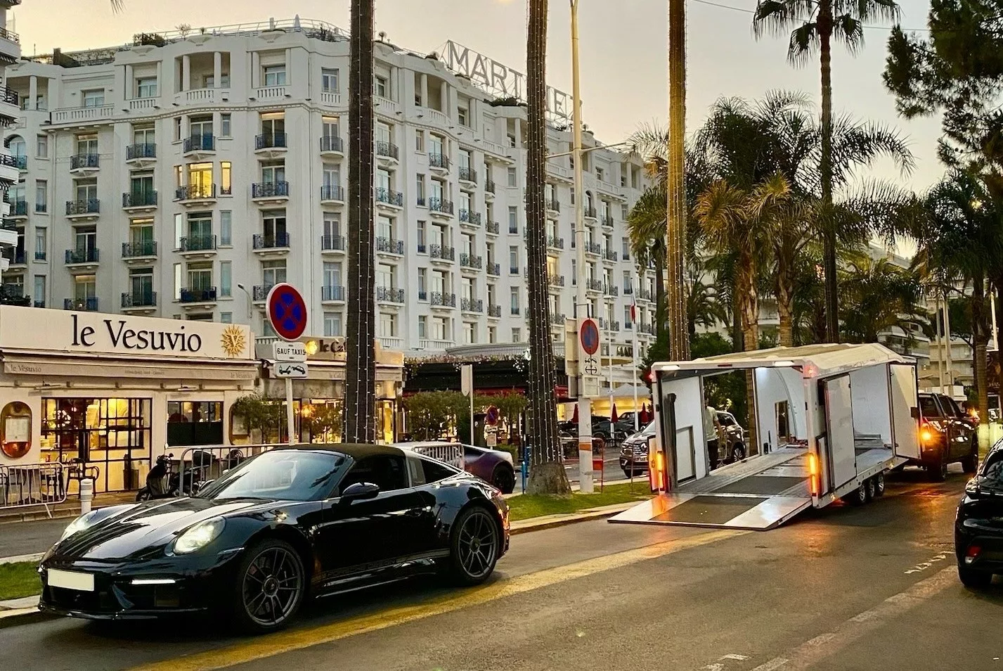 Livraison d'une Porsche transport en remorque fermée devant l'hôtel Martinez à Cannes la Croisette au cours du Festival international du Film ou Festival de Cannes