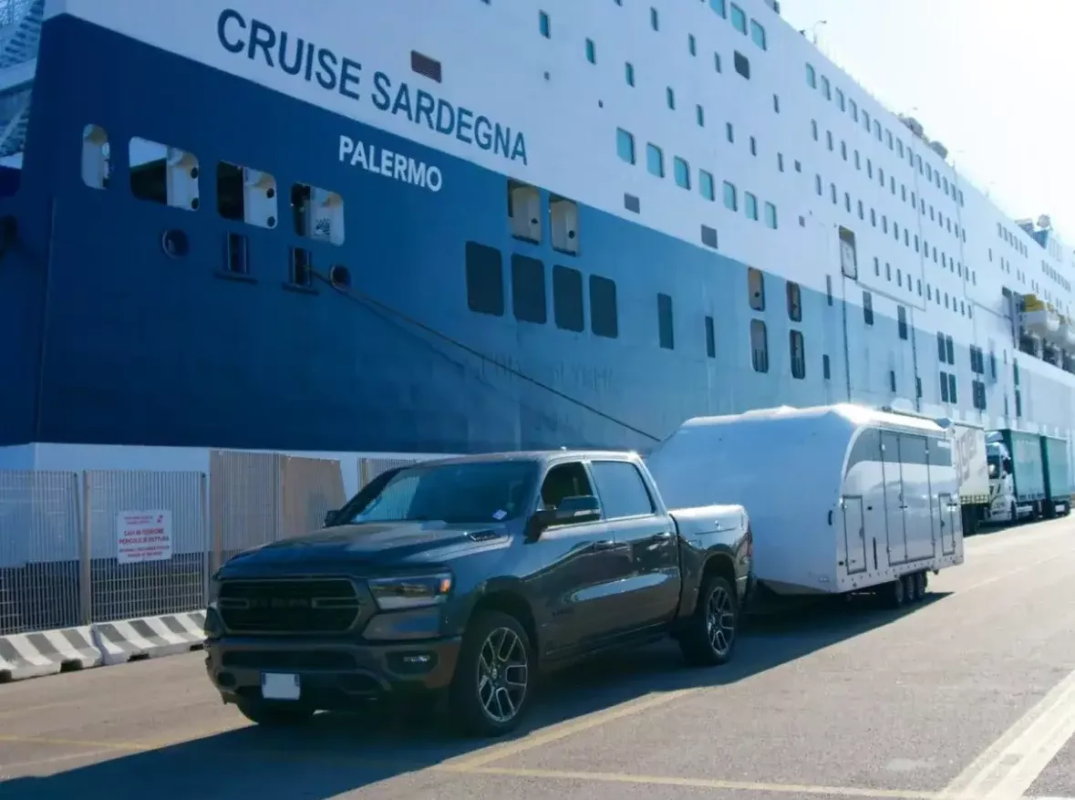 Dodge ram et remorque fermée Brian James permettant de transporter votre voiture de luxe dès l'arrivée à quai du ferry à Fos-sur-mer