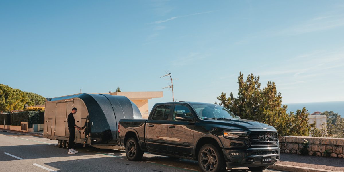 Ensemble routier pour le transport de voiture, Dodge ram et remorque fermée Brian James Trailers